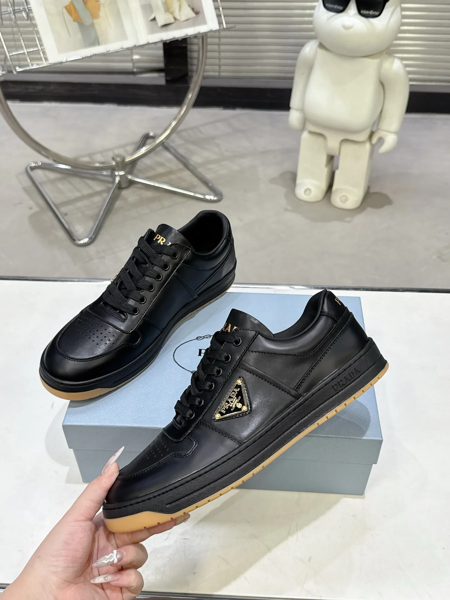 👟👟Ex-factory price 580👟👟 Couple style Prada Latest Downtown Bold series Triangle logo Casual sneakers White shoes Original purchase, development and production Downtown Bold sneakers are inspired by the basketball shoes of the 1980s, with a sporty design and exquisite details. Crafted from perforated leather, the statement platform sole provides a unique, modern style. The Prada logo is interpreted from different angles, decorated with the iconic enameled triangular metal logo, highlighting the unique classic style. Exquisite packaging at the delivery counter🛍📦 ▪️Fabric: Original custom imported first-layer cowhide ▪️Lining: Original imported soft sheepskin ▪️Outsole: Original open-molded rubber bottom material ▪️Size: Women's 35-40 Men's 39-45